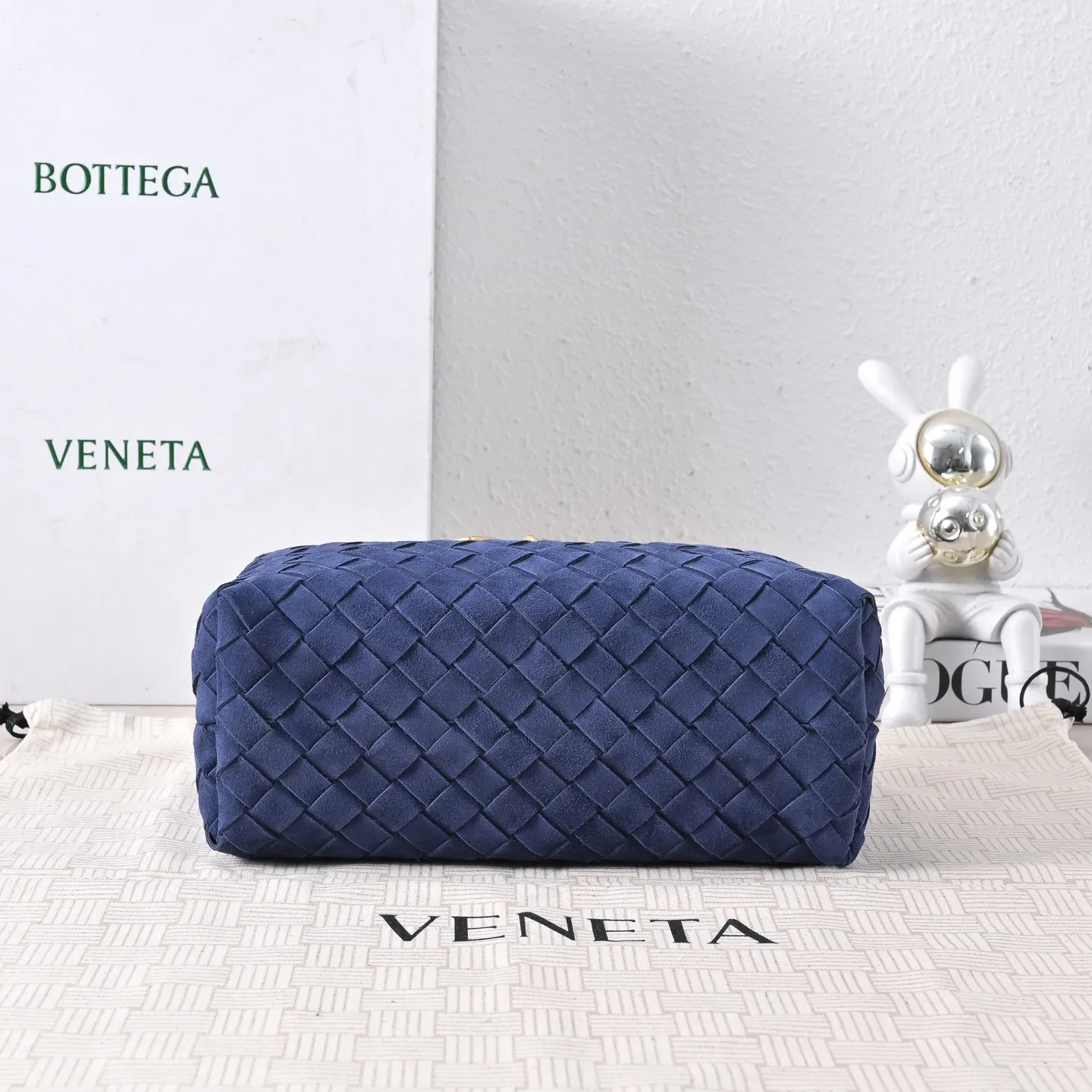 Batch 1960 #BV new suede Andiamo 🎈 Warm deerskin Andiamo for autumn and winter is here🍂 Made of cashmere calf deerskin, the touch is softer and more delicate, and the overall body is very full and high-end! The shoulder strap has a sliding metal knot buckle that can be adjusted at will. It can be carried on the shoulder/handheld/cross-body in various ways. The bag has a large capacity and is suitable for commuting/daily use/traveling. This bag is divided into small/medium/large sizes. There is always one that suits you. Then take me with you🎀🎀 Dimensions: 25x22x10.5 Model: 7463